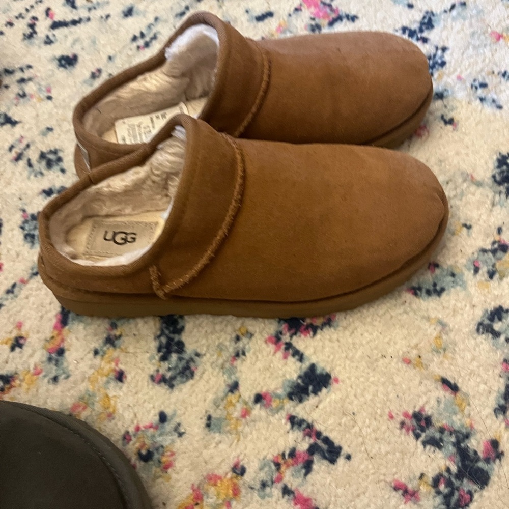 Classic UGG slipper. Size 8. Excellent condition. Only wore a few times